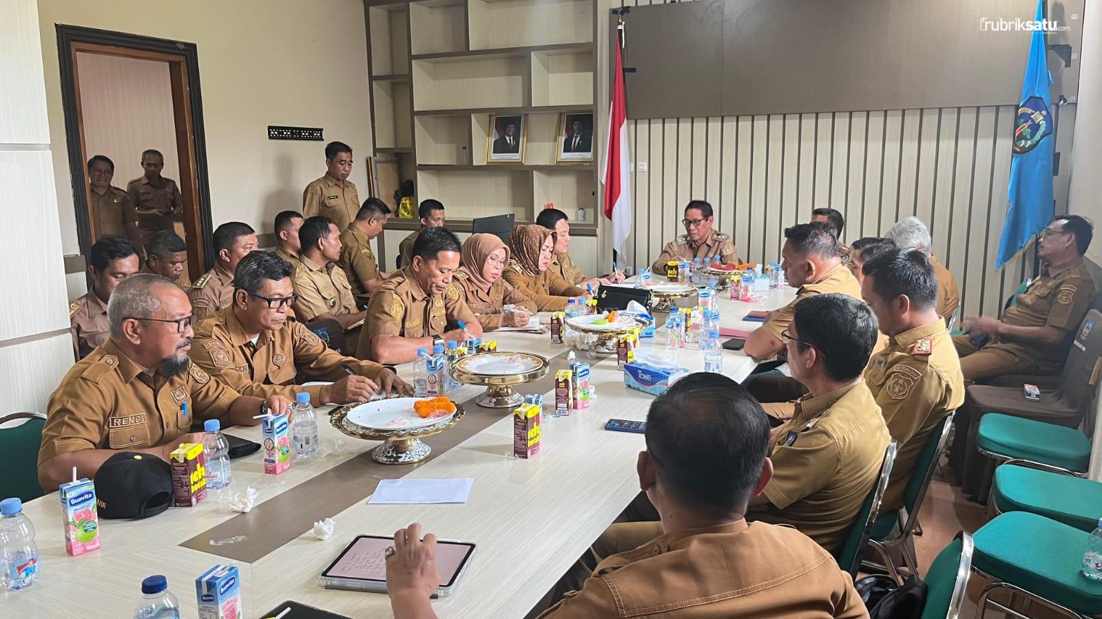 Wakil Bupati Wakil Bupati Koltim saat memimpin rapat pematangan Persiapan Kunjungan Kemenhan RI di Ueesi Matangkan Persiapan Kunjungan Kemenhan RI untuk Pembangunan Brigif di Ueesi
