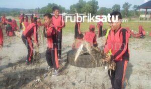 Peringati HUT RI ke-80, SDN 1 Muara Sampara Gaungkan Cinta Lingkungan dari Pantai Lalimbhue
