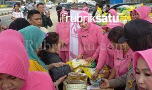 HUT RI ke-80, Polres Konawe dan Bulog Hadirkan Pasar Murah, Warga Girang Harga Turun