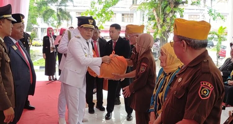 HUT RI ke-80, Bupati Konawe Beri Penghargaan kepada Veteran dan Perintis Kemerdekaan