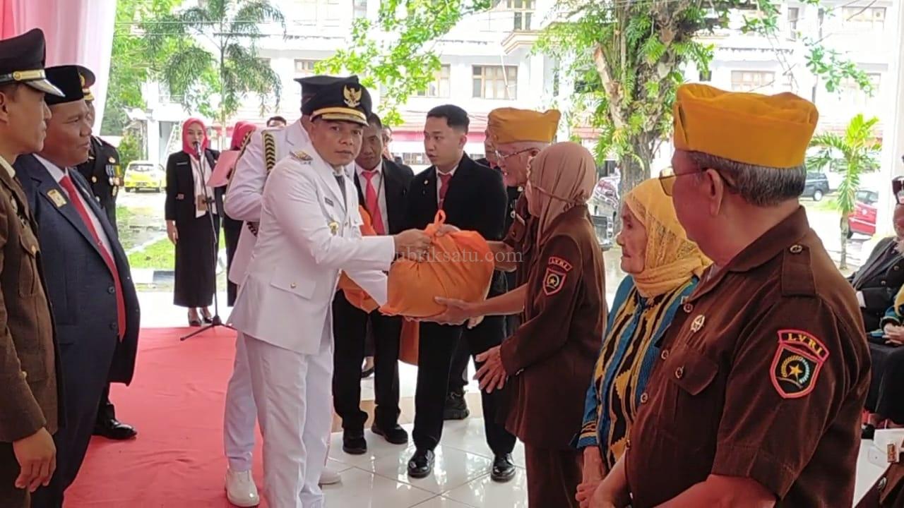 HUT RI ke-80, Bupati Konawe Beri Penghargaan kepada Veteran dan Perintis Kemerdekaan
