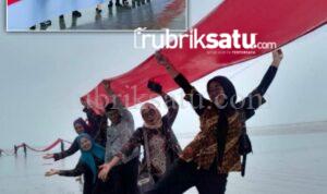 Bendera Raksasa 580 Meter Berkibar di Pantai Kapoiala, Simbol Persatuan dan Cinta Tanah Air Bendera Raksasa 580 Meter Berkibar di Pantai Kapoiala, Simbol Persatuan dan Cinta Tanah Air