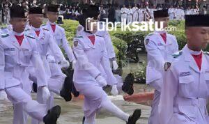 Sepatu Lepas, Semangat Tak Patah: Paskibraka Konawe Tuntas Kibarkan Merah Putih Sepatu Lepas, Semangat Tak Patah: Paskibraka Konawe Tuntas Kibarkan Merah Putih