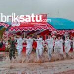Genangan Air Tak Surutkan Semangat, Paskibra Kapoiala Tuntaskan Tugas Penurunan Bendera