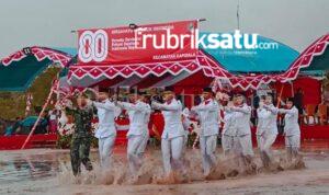 Genangan Air Tak Surutkan Semangat, Paskibra Kapoiala Tuntaskan Tugas Penurunan Bendera Genangan Air Tak Surutkan Semangat, Paskibra Kapoiala Tuntaskan Tugas Penurunan Bendera
