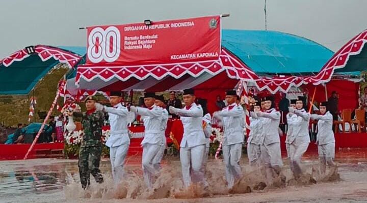 Genangan Air Tak Surutkan Semangat, Paskibra Kapoiala Tuntaskan Tugas Penurunan Bendera