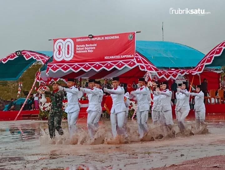Genangan Air Tak Surutkan Semangat, Paskibra Kapoiala Tuntaskan Tugas Penurunan Bendera