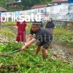 Cegah Banjir, Warga Kemaraya Bersihkan Bantaran Kali di Lorong Sarungga Dalam Cegah Banjir, Warga Kemaraya Bersihkan Bantaran Kali di Lorong Sarungga Dalam