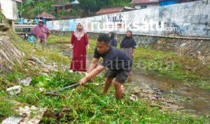 Cegah Banjir, Warga Kemaraya Bersihkan Bantaran Kali di Lorong Sarungga Dalam Cegah Banjir, Warga Kemaraya Bersihkan Bantaran Kali di Lorong Sarungga Dalam