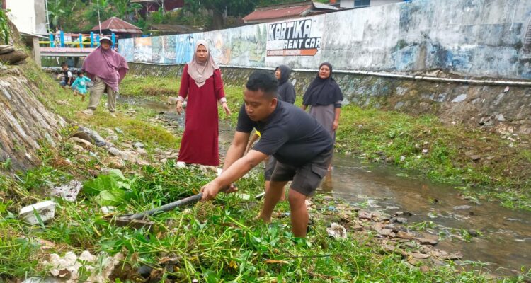 Cegah Banjir, Warga Kemaraya Bersihkan Bantaran Kali di Lorong Sarungga Dalam
