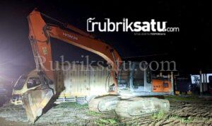 Excavator Oranye jadi Barang Bukti, Polisi Usut Tambang Pasir Ilegal di Konawe