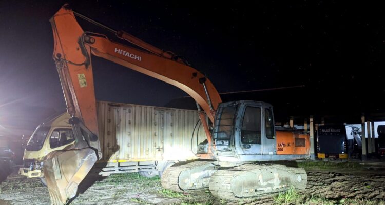 Excavator Oranye jadi Barang Bukti, Polisi Usut Tambang Pasir Ilegal di Konawe